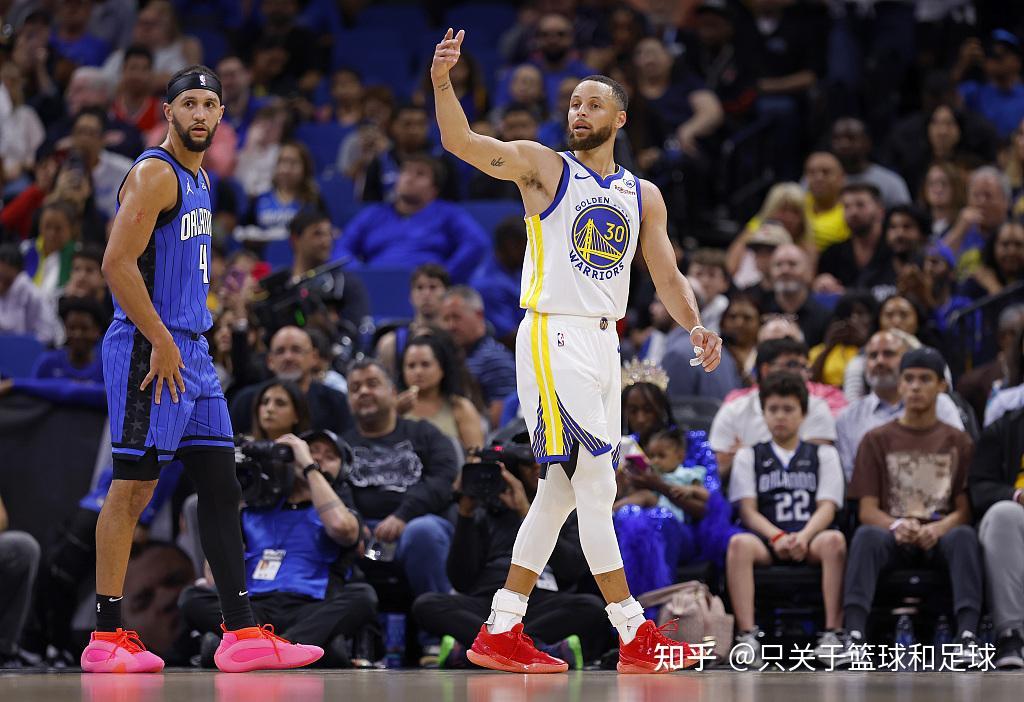 NBA球星场上展现出远射魔术，现场观众欢欣鼓舞