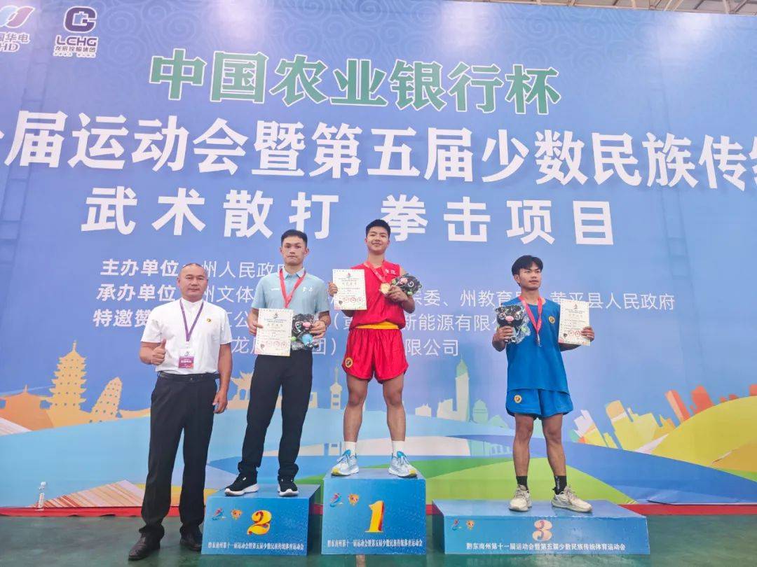 运动员在体育赛事中拼尽全力，奋勇争先