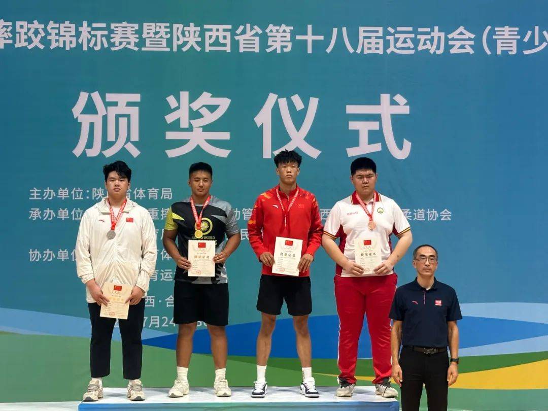 运动员在体育赛事中拼尽全力，奋勇争先
