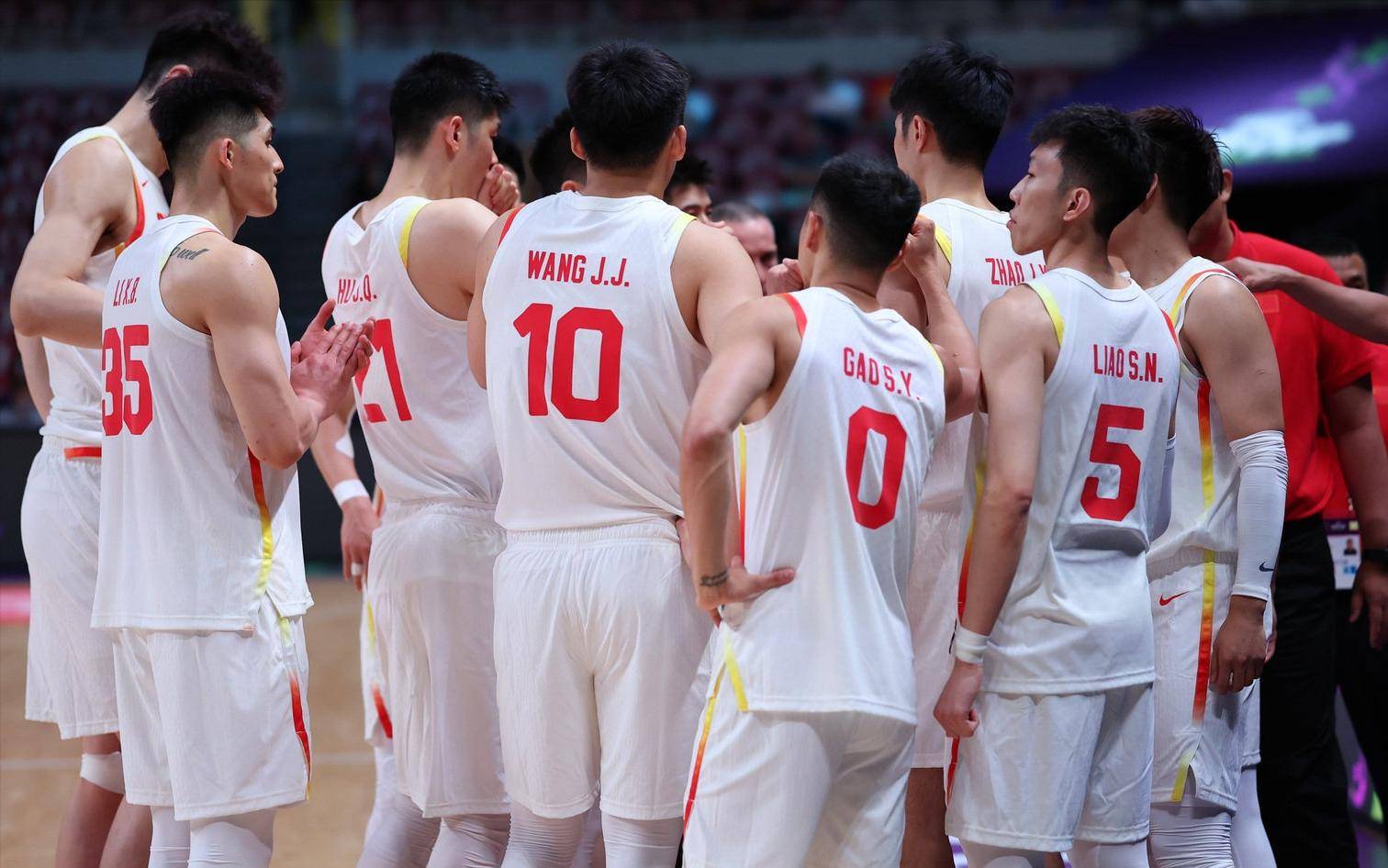 赛场上的团结与拼搏，球员战术发挥巧妙