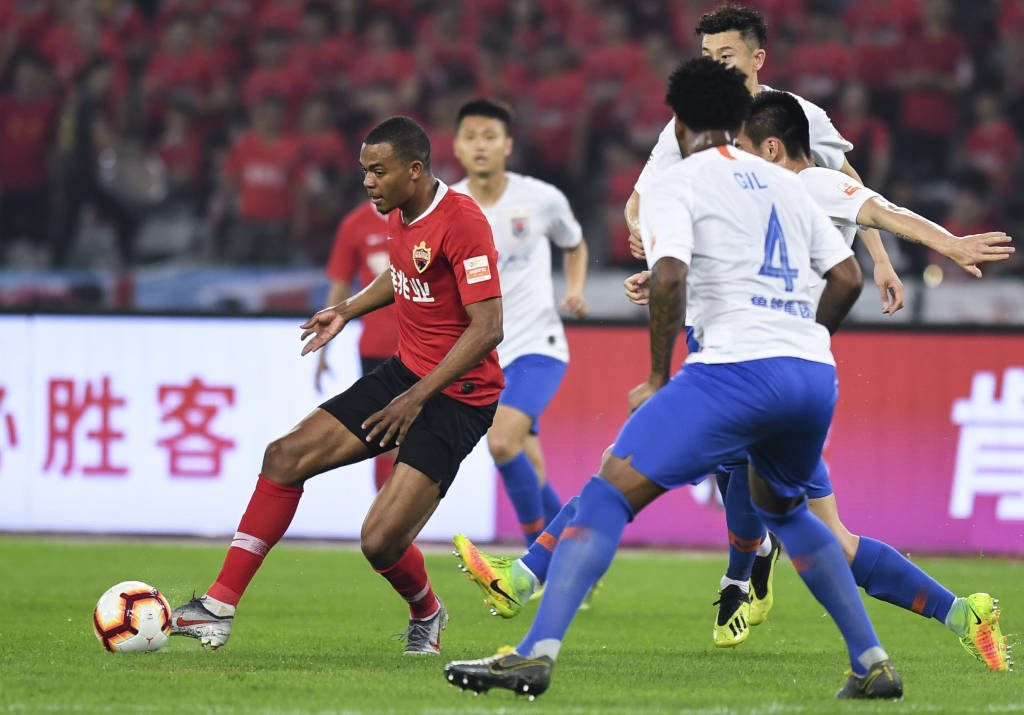 广州富力主场逼平深圳佳兆业,努力保持不败 广州富力主场逼平深圳佳兆业,努力保持不败