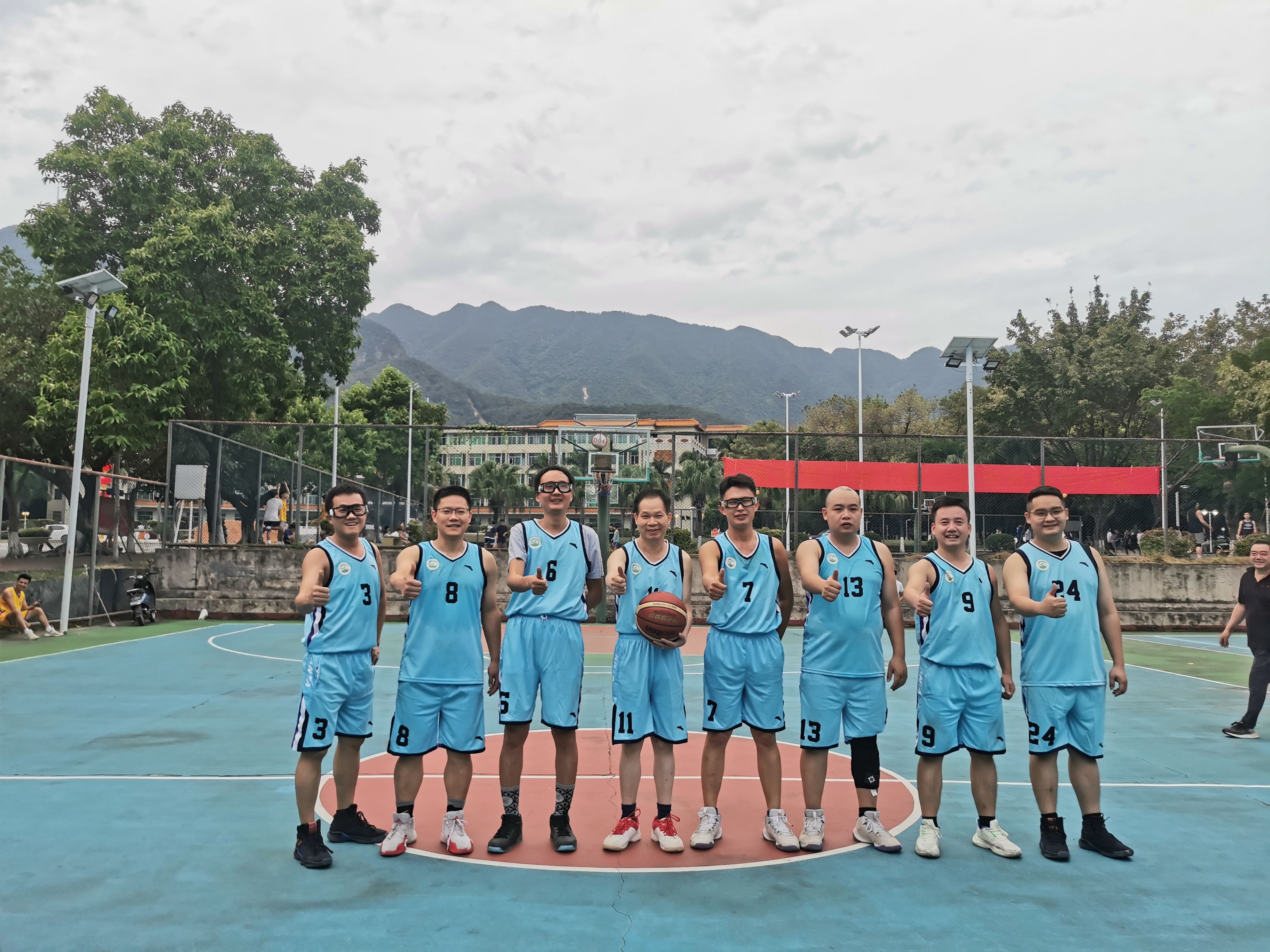 球队在关键比赛中勇夺头筹，实力有所增强