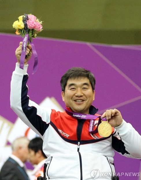 德国射击运动员连续夺得两枚金牌